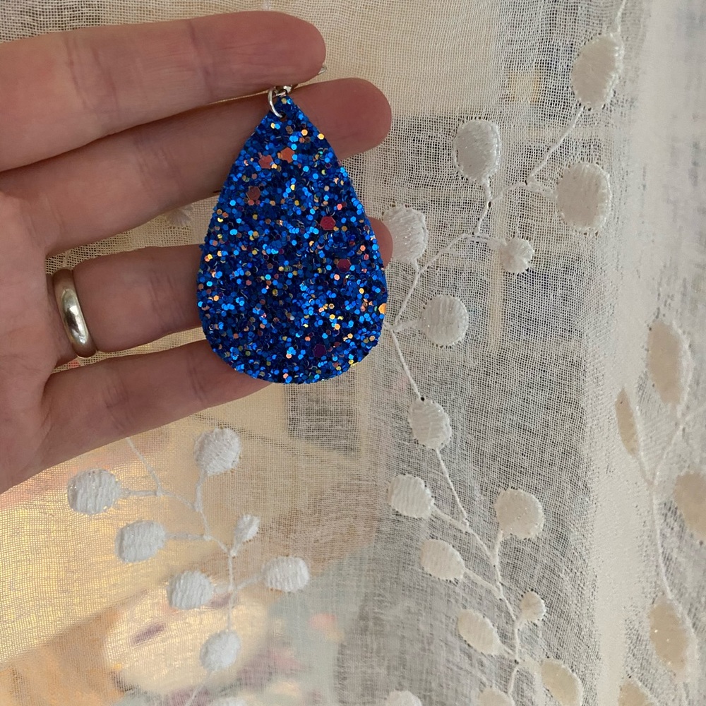 Glitter teardrop blue leather earrings - Picture 3 of 4